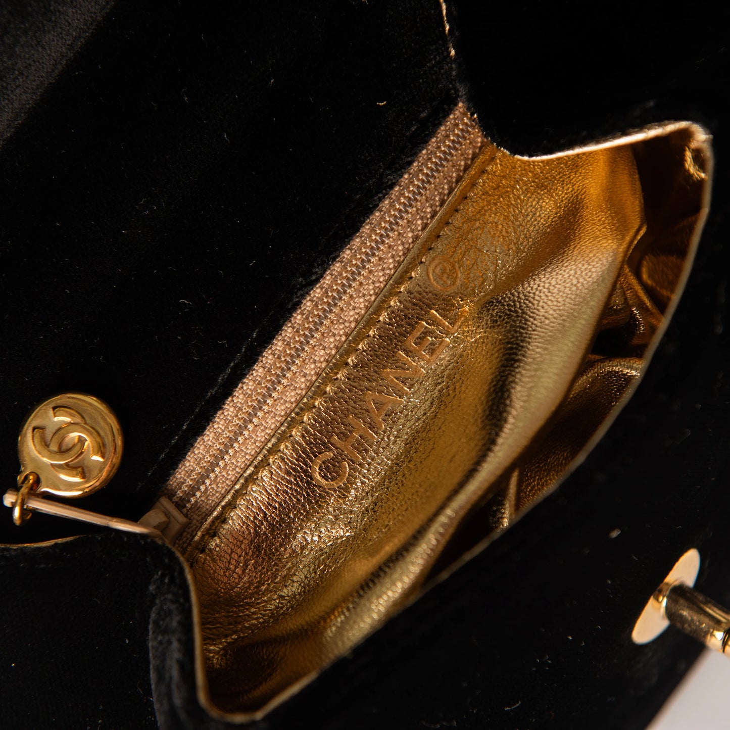 Chanel 1997 CC turn-lock Handbag - Black