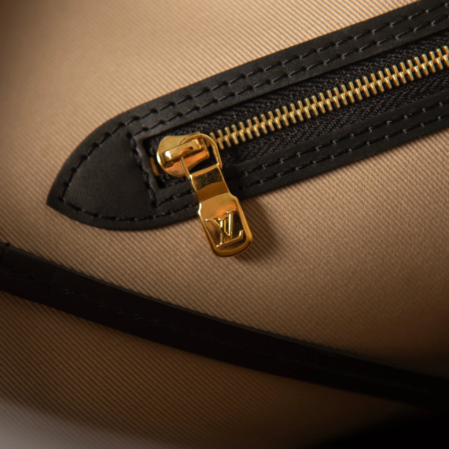 Louis Vuitton Neverfull MM Black/Beige in Lotus Cotton with Gold-tone